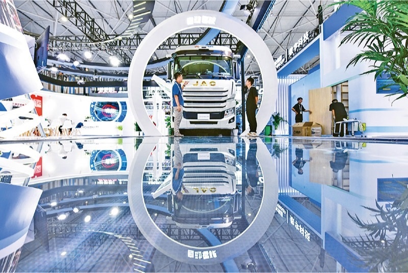 黨的二十屆三中全會提出，加快構(gòu)建促進(jìn)數(shù)字經(jīng)濟(jì)發(fā)展體制機(jī)制，完善促進(jìn)數(shù)字產(chǎn)業(yè)化和產(chǎn)業(yè)數(shù)字化政策體系。2024年8月28日至30日，2024中國國際大數(shù)據(jù)產(chǎn)業(yè)博覽會在貴州貴陽舉辦。圖為工作人員在介紹無人駕駛重型卡車。 新華社記者 楊文斌/攝