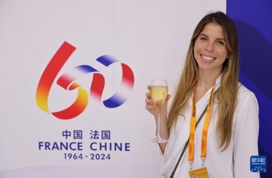 9月12日，工作人員在服貿(mào)會(huì)法國(guó)國(guó)家館展示香檳酒。新華社記者 戚曉毅 攝