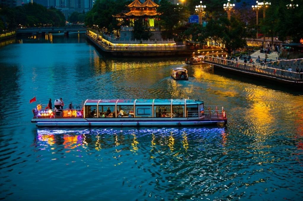 成都“夜游錦江”火鍋船。（唐斌治 攝）
