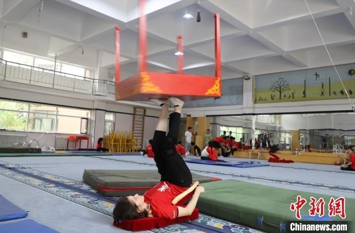 9月13日，美國(guó)雜技學(xué)員杰克正在中國(guó)“雜技之鄉(xiāng)”吳橋練習(xí)“蹬技”。 馬天龍 攝