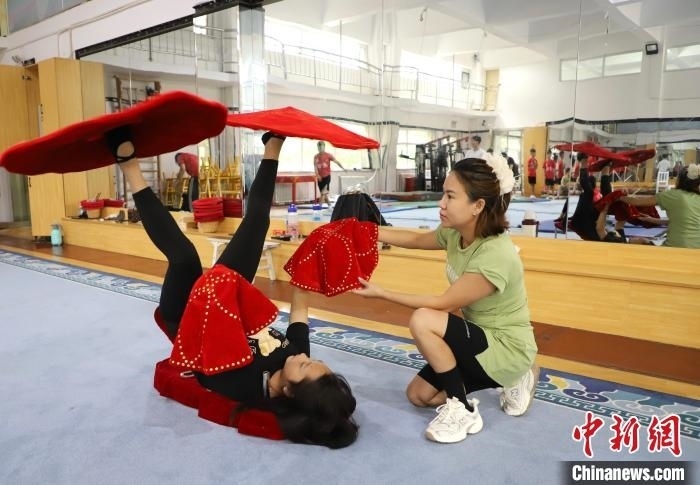 9月13日，來(lái)自老撾的紅姆(右)指導(dǎo)學(xué)員雜技動(dòng)作。 馬天龍 攝