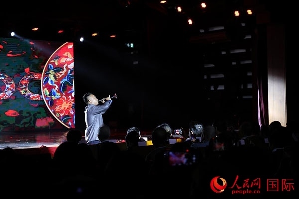 演出現(xiàn)場，演員帶來嗩吶獨(dú)奏《看秧歌》。人民網(wǎng)記者 楊一攝