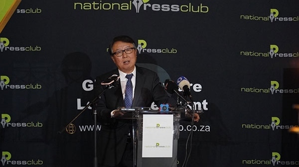 駐南非大使吳鵬出席中國駐南非使館同南國家新聞俱樂部聯(lián)合舉辦的中非合作論壇峰會(huì)成果宣介會(huì)并發(fā)表主旨講話。人民網(wǎng) 劉暢攝