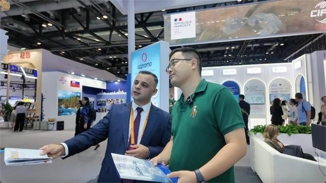 伊和·阿塔里扎德介紹阿塞拜疆產(chǎn)業(yè)園。人民網(wǎng)記者 楊倩攝