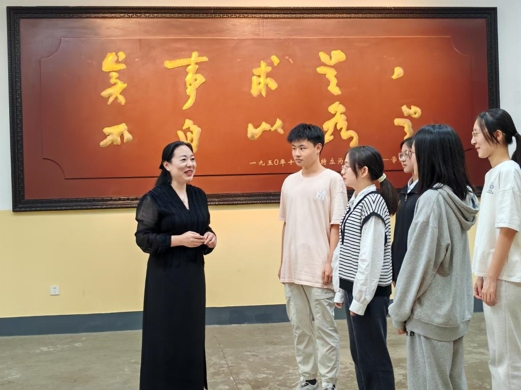 湖南第一師范學(xué)院思政課教師正在為學(xué)生講述紅色校史。（受訪者供圖）