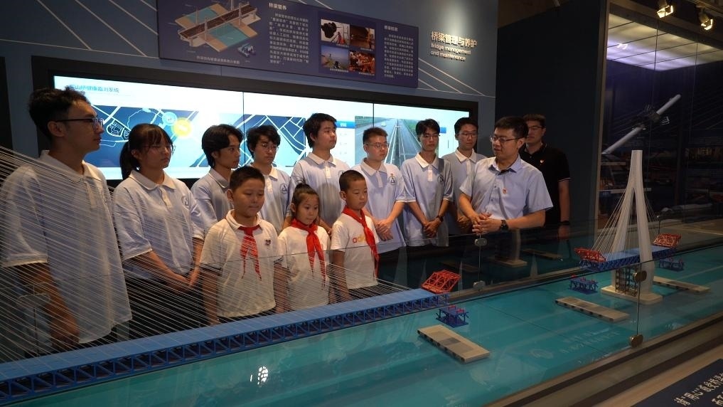 哈爾濱工業(yè)大學(xué)交通學(xué)院教師李順龍?jiān)谥袊?guó)橋梁博物館進(jìn)行課程思政與橋梁科普。新華社發(fā)（張潤(rùn) 攝）