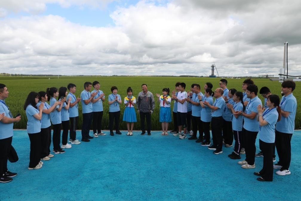 哈爾濱工業(yè)大學(xué)邀請(qǐng)農(nóng)業(yè)專(zhuān)家周德華為學(xué)生講授水稻種植的故事。新華社發(fā)