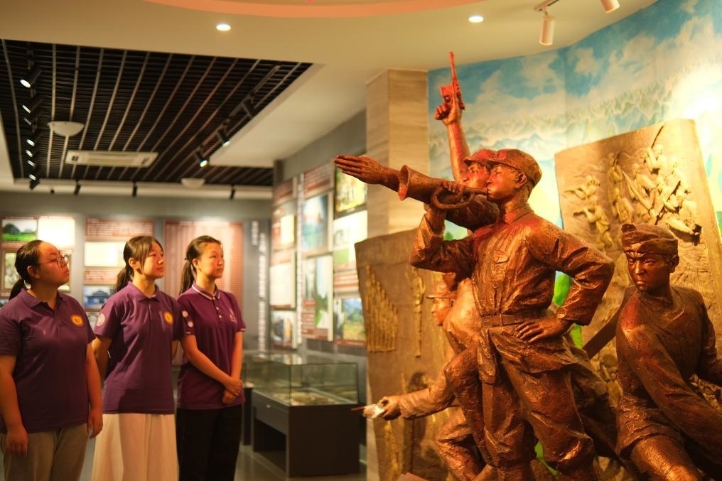 7月26日，南開(kāi)大學(xué)實(shí)踐隊(duì)在環(huán)江革命陳列館了解毛南族人民在黨的領(lǐng)導(dǎo)下進(jìn)行革命斗爭(zhēng)的歷程。（受訪者供圖）