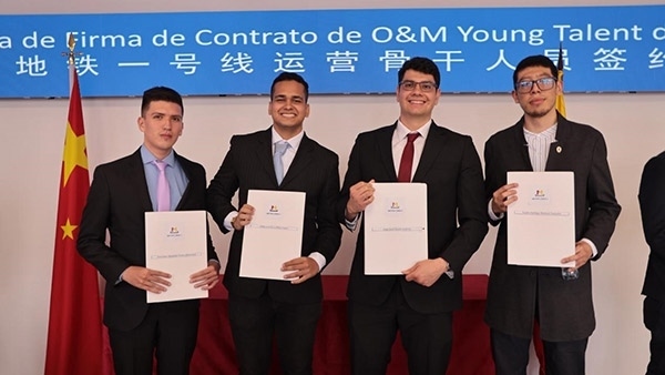 當(dāng)?shù)貢r(shí)間9月13日，40名哥倫比亞青年與中企承建運(yùn)營的波哥大地鐵一號(hào)線項(xiàng)目簽約，不久將前往中國進(jìn)行為期15個(gè)月的專業(yè)地鐵知識(shí)培訓(xùn)。圖為部分學(xué)員在簽約儀式上展示所簽的協(xié)議。 波哥大地鐵一號(hào)線項(xiàng)目供圖