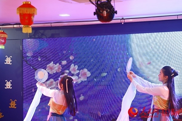 巴西華僑華人表演舞蹈《千里共嬋娟》。人民網(wǎng)記者 陳海琪攝