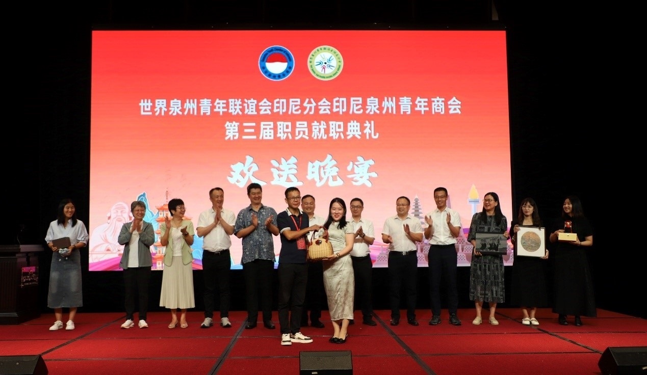 工藝大師們向阿拉扎大學(xué)孔子學(xué)院捐贈手工藝術(shù)品。阿拉扎大學(xué)孔子學(xué)院供圖