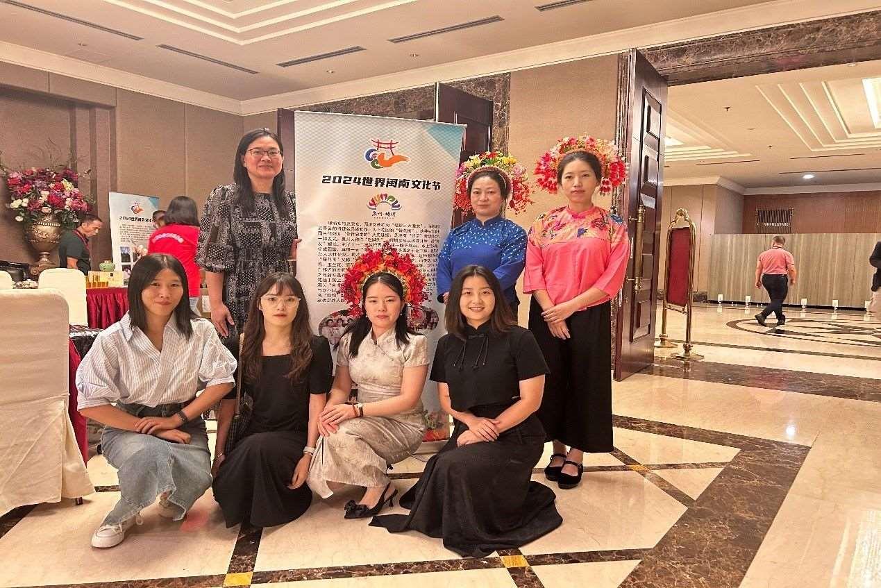 阿拉扎大學(xué)孔子學(xué)院老師和簪花圍傳承人合影。阿拉扎大學(xué)孔子學(xué)院供圖