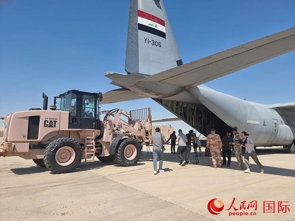 圖為伊拉克正在裝運(yùn)救援物資。人民網(wǎng) 伊納斯攝