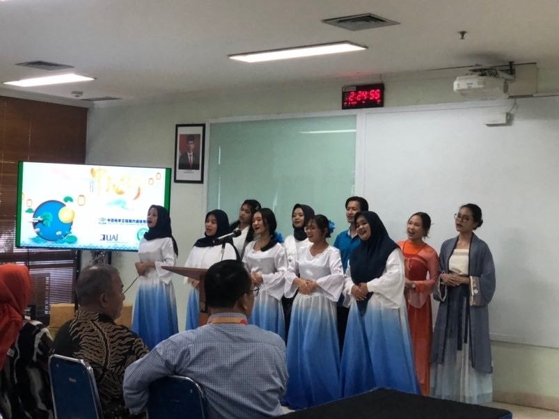 阿拉扎大學(xué)中文系學(xué)生演唱中文歌曲?；顒?dòng)主辦方供圖