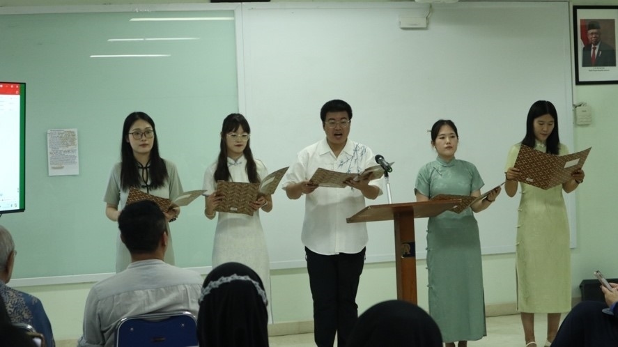 阿拉扎大學(xué)孔子學(xué)院志愿者教師表演詩朗誦。活動(dòng)主辦方供圖