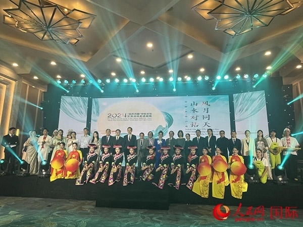 兩國嘉賓與中越藝術家現(xiàn)場合影。人民網(wǎng)記者 楊曄攝