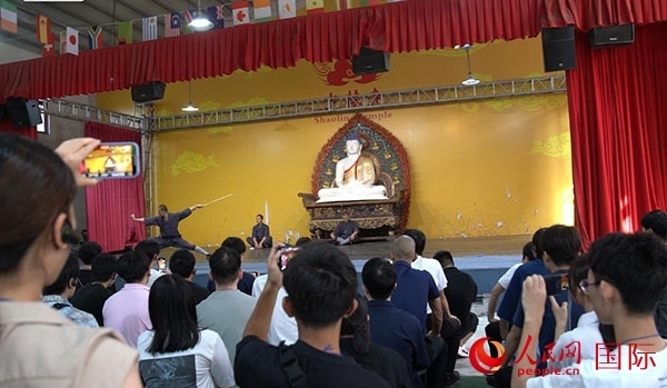 日本少林寺拳法青年代表團觀看少林拳表演。人民網(wǎng)記者 張麗婭攝