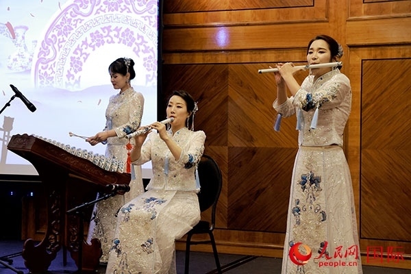 來自景德鎮(zhèn)的陶瓷音樂會在中秋佳節(jié)給英國倫敦的觀眾帶來了別樣的文化體驗(yàn)。人民網(wǎng)記者 邢雪攝