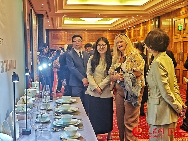 英國觀眾參觀“景德鎮(zhèn)制”區(qū)域品牌新品。人民網(wǎng)記者 邢雪攝