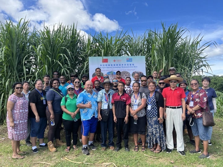 2024年2月28日，來自巴布亞新幾內(nèi)亞、湯加、庫克群島、薩摩亞、瑙魯?shù)葒?guó)家的“太平洋島國(guó)菌草技術(shù)培訓(xùn)班”學(xué)員在斐濟(jì)布拉阿格魯菌草技術(shù)示范基地合影。新華社發(fā)（中國(guó)援斐濟(jì)菌草技術(shù)示范中心供圖）