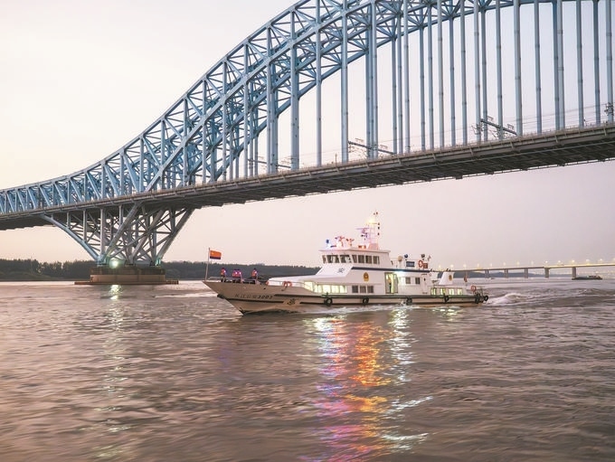 8月12日，長江航運(yùn)公安局南京分局組織民警輔警駕乘警用巡邏船在轄區(qū)水域開展巡邏檢查。江寧攝