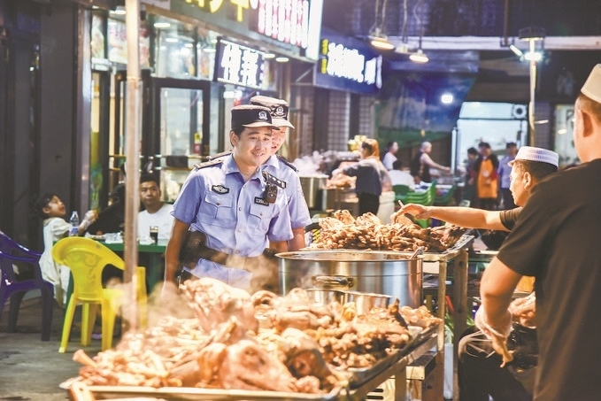 8月9日，甘肅省華亭市公安局組織民警輔警在夜市開展巡邏檢查。張亞強(qiáng)攝