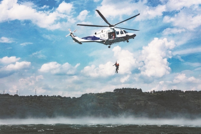 ▼7月17日，浙江省新昌縣公安局聯(lián)合浙江省公安廳警務(wù)航空隊(duì)在長詔水庫水域及周邊開展救援演練。王樟林?jǐn)z