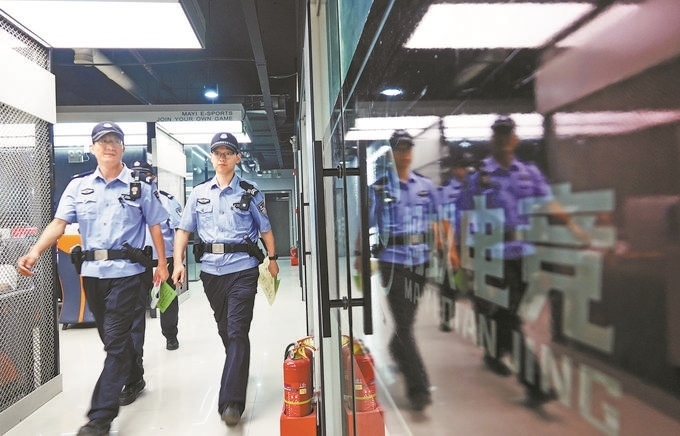 ▲7月6日，山西省新絳縣公安局龍興派出所組織警力對網(wǎng)吧等場所進(jìn)行集中治安檢查。高新生攝