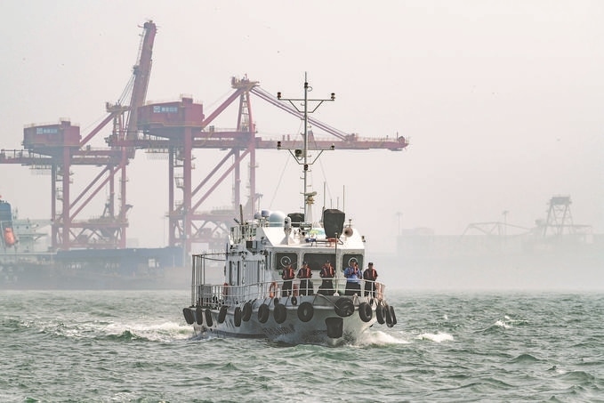 ?7月5日，秦皇島出入境邊防檢查站聯(lián)合秦皇島市公安局水陸巡特警支隊(duì)開展海上聯(lián)合巡航。陳凈萱攝