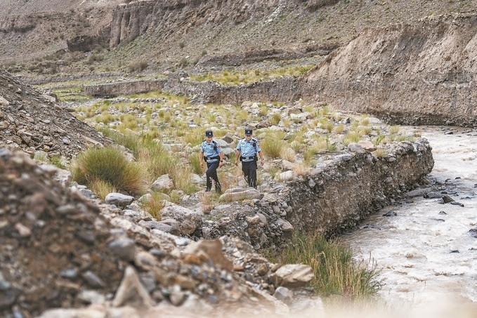 7月19日，新疆邊檢總站克州邊境管理支隊(duì)康蘇邊境檢查站民警輔警來到轄區(qū)烏恰縣康蘇水庫開展巡邏。明懿攝