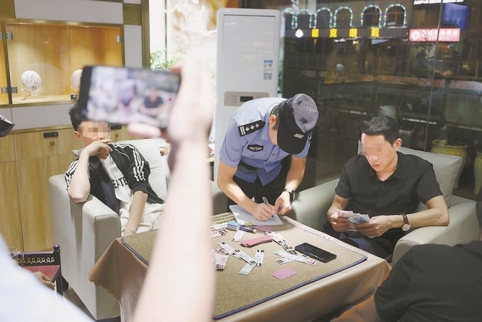 9月7日，云南省昆明市公安機(jī)關(guān)對棋牌室開展檢查。