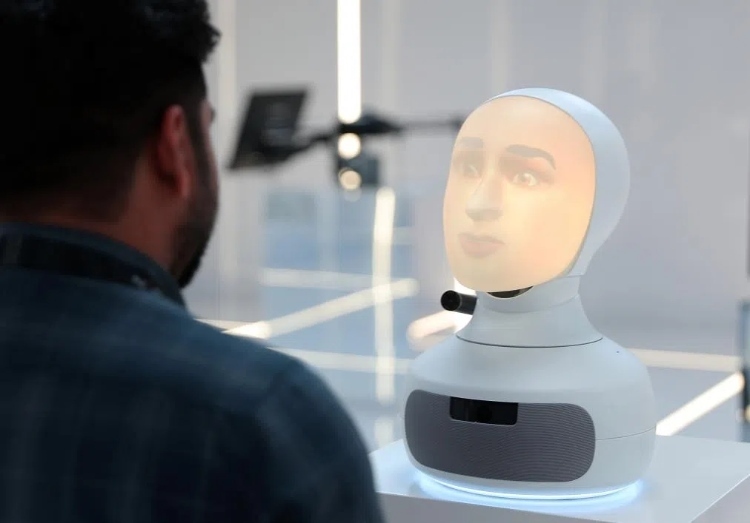 2024年9月12日，在沙特阿拉伯首都利雅得舉行的第三屆全球人工智能峰會(huì)上，一名參會(huì)者與“對(duì)話機(jī)器人”交流。新華社記者 王東震 攝