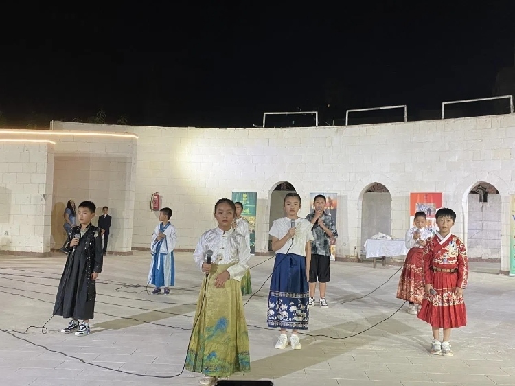 東方藝術(shù)文化館小朋友的詩朗誦表演。開羅中國文化中心供圖