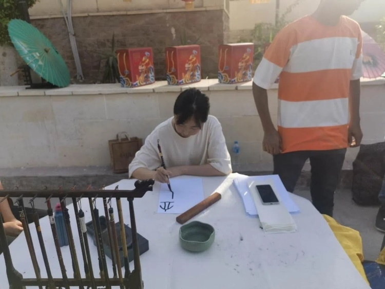 開羅文化中心漢語教師表演中國書法。開羅中國文化中心供圖