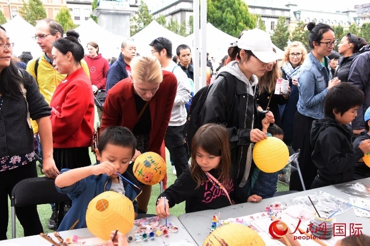 小朋友參加燈籠繪畫體驗。人民網(wǎng)記者 殷淼攝