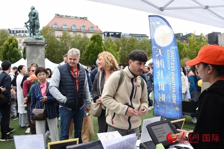 排隊等候品嘗中國美食的游客。人民網(wǎng)記者 殷淼攝