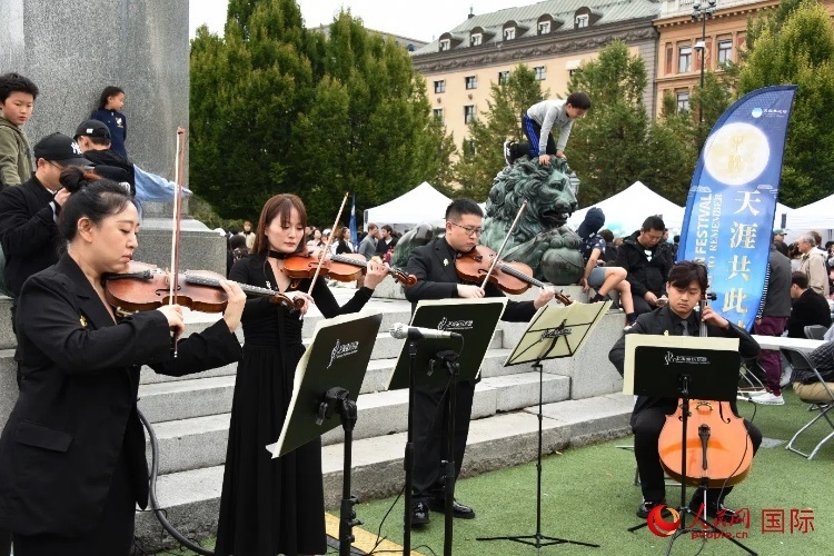 上海愛樂樂團“快閃”活動一瞥。人民網(wǎng)記者 殷淼攝