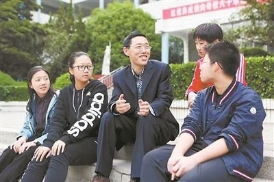 淮北市首批高層次人才儲備金獲得者、淮北市第一中學(xué)教師陳超（左三）在與學(xué)生交談?；幢笔形瞬殴ぷ骶止﹫D