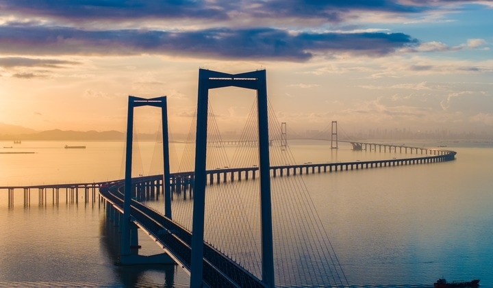 2024年6月27日，沐浴在晨曦中的深中通道（無人機照片）。新華社記者毛思倩 攝