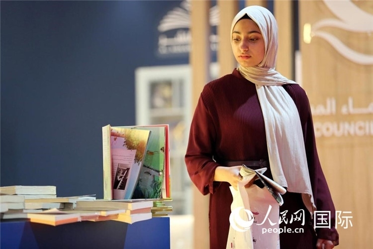 一名女性走過展臺(tái)。人民網(wǎng) 奧馬爾·哈利勒攝