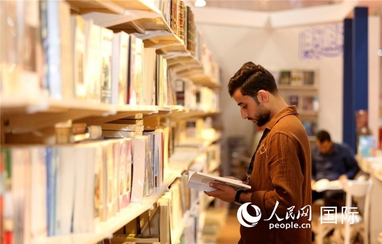 一位民眾在讀書。人民網(wǎng)中東中心分社奧馬爾·哈利勒攝
