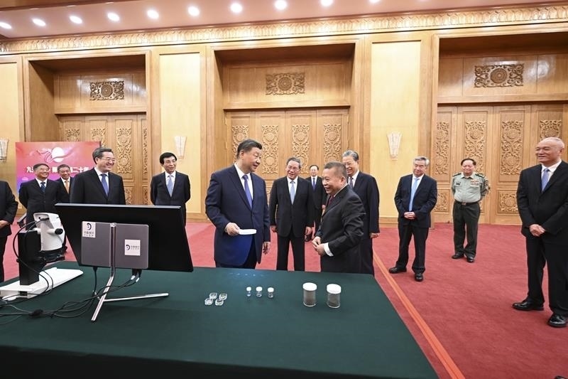 △2024年9月23日，習近平總書記等參觀月球樣品和探月工程成果展覽。