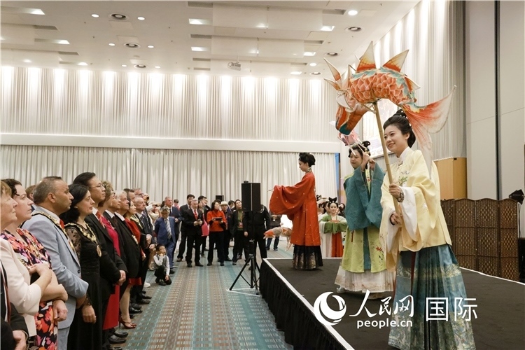 2、留學生表演了漢服展示《絲路霓裳》。邢雪攝