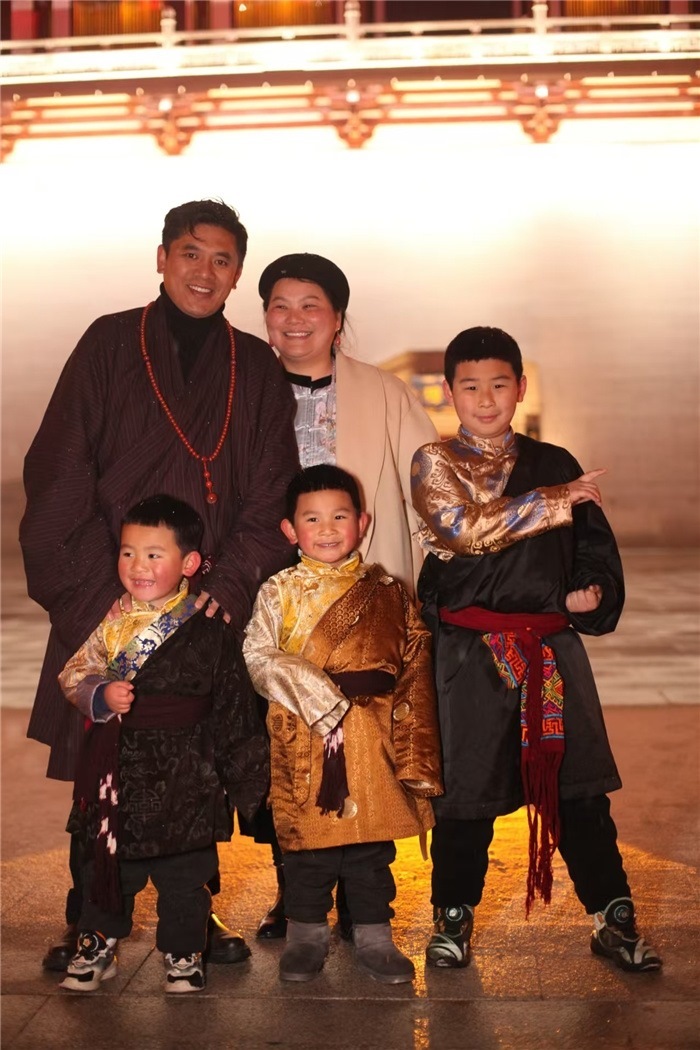 康定的節(jié)日氛圍多元和諧。圖為2024年元宵夜，洛讓銀登一家五口在旅行中拍攝的合影。資料圖片