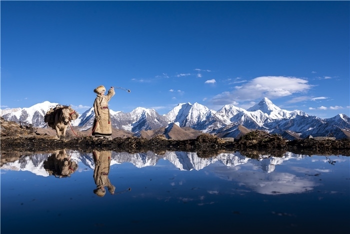 貢嘎山下的放牧人。林革文攝