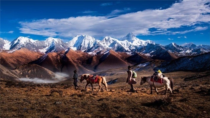 “守護(hù)貢嘎”是當(dāng)?shù)卮迕駱闼氐男拍詈妥园l(fā)的行動(dòng)。圖為貢嘎山“馬背巡護(hù)隊(duì)”開(kāi)展日常巡護(hù)工作 林革文攝