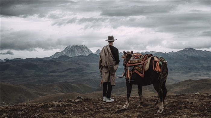 在康定八郎生都星空營(yíng)地，村里的青年丹真德勒牽馬注視世代生活的家園。八郎村提供