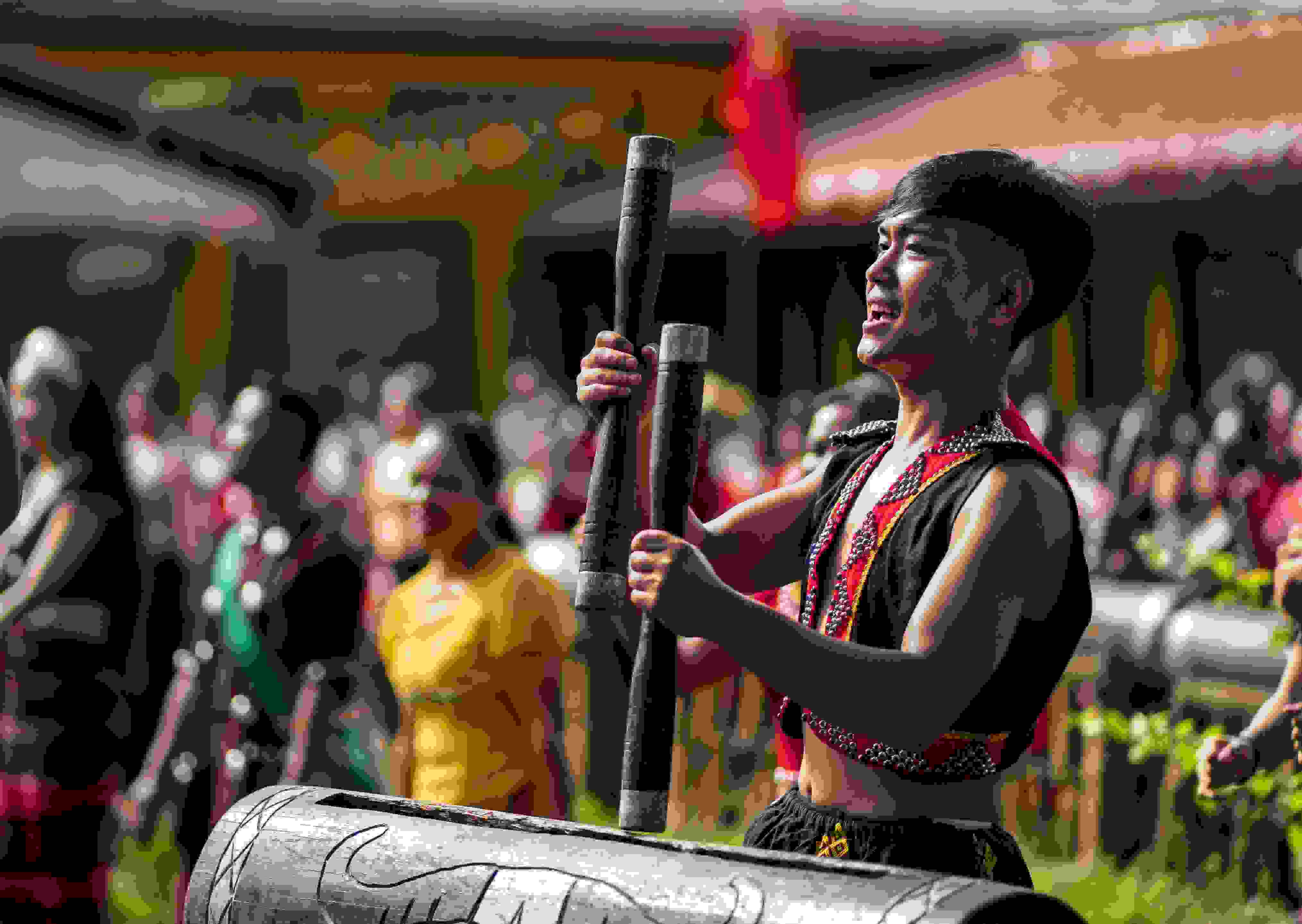 云南省滄源縣班洪鄉(xiāng)班洪村的佤族群眾唱響《阿佤人民唱新歌》（2021年8月20日攝）。