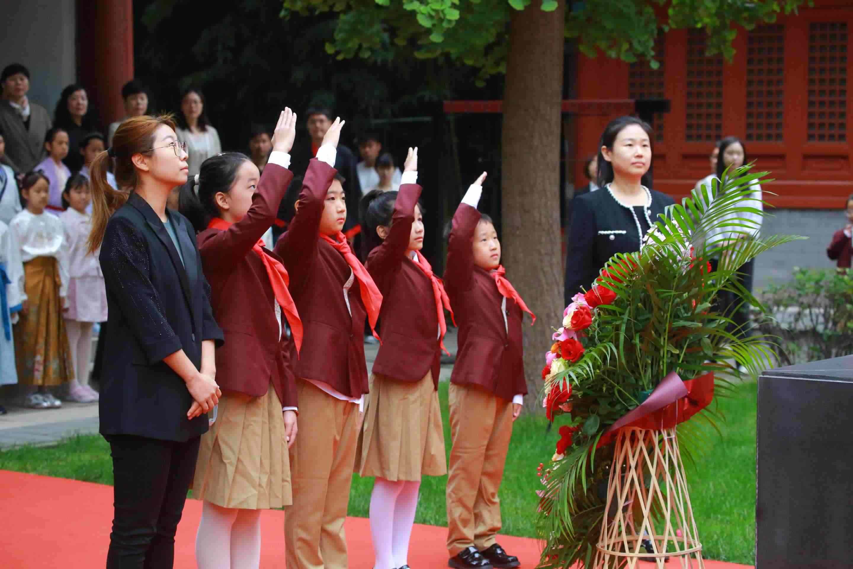 少先隊(duì)員敬獻(xiàn)花籃。校方供圖