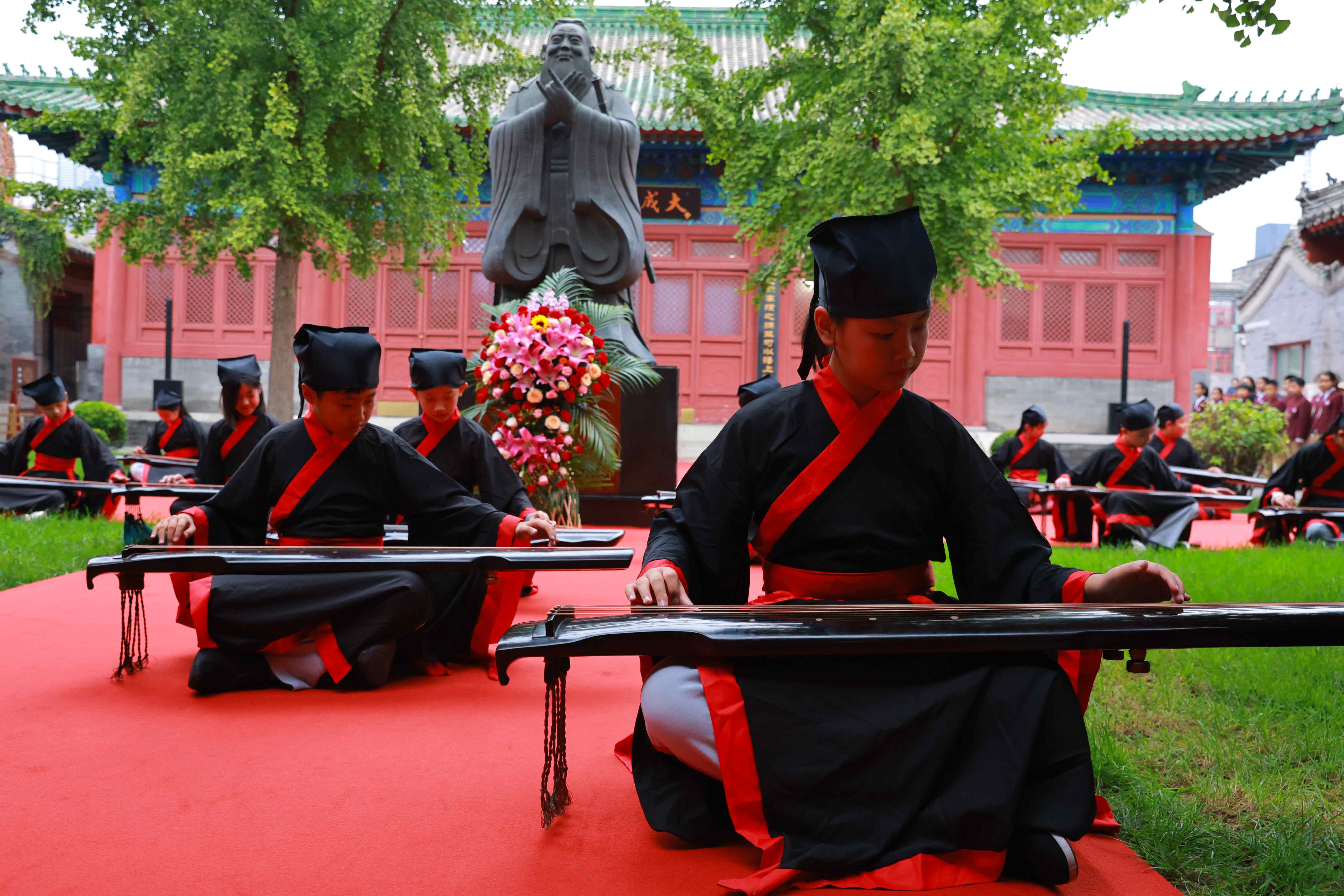 古琴表演《至圣先師孔子歌》。校方供圖